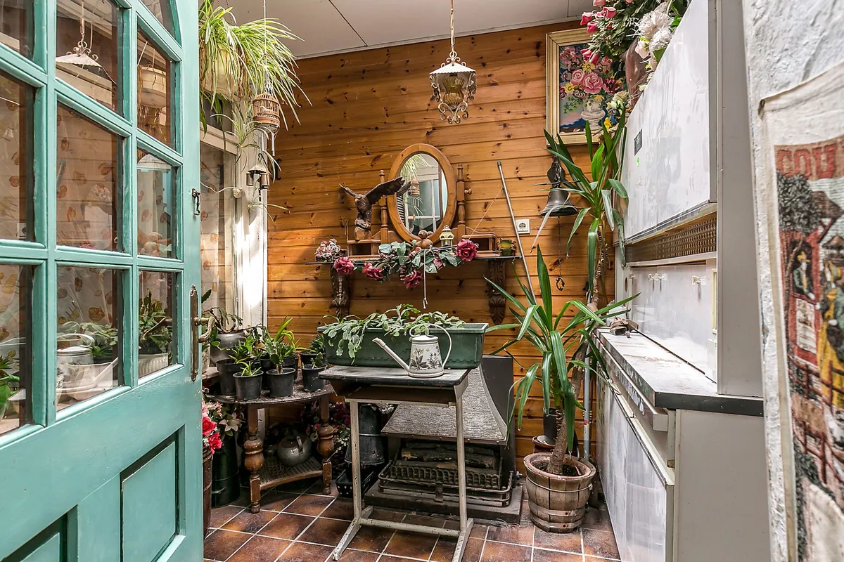 Serre met groene glazen deuren en bakstenen muur, Hellevoetsluis