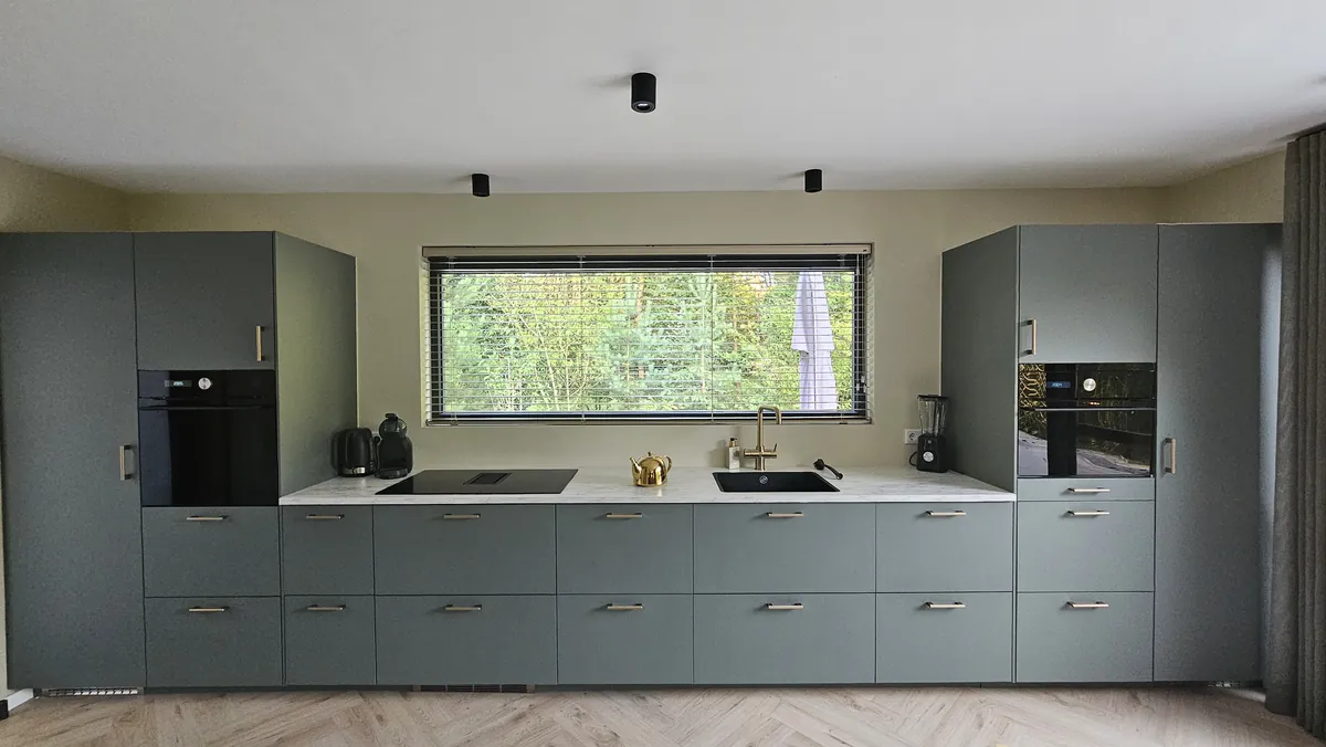 Saliegroene keuken met inbouwapparatuur, Essen