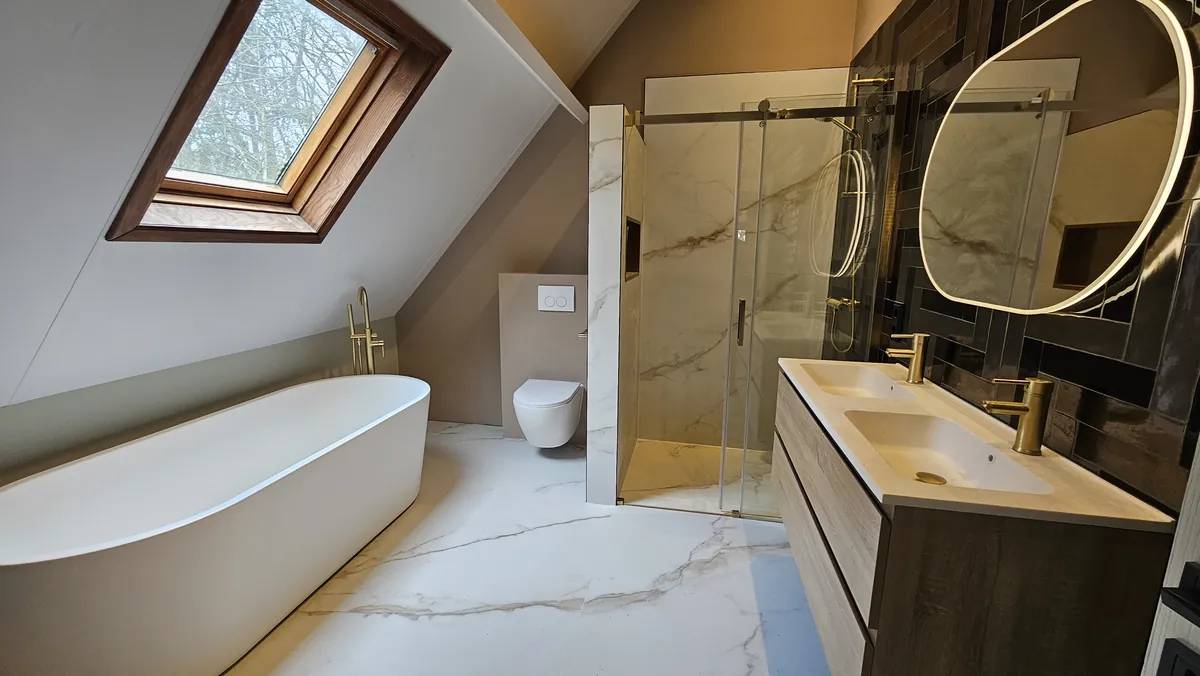 Zolderbadkamer met vrijstaand bad onder een dakraam, Essen